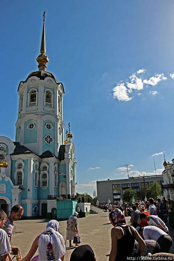 церковный двор, пропведь уже началась, людей — сотни Харьков, Украина