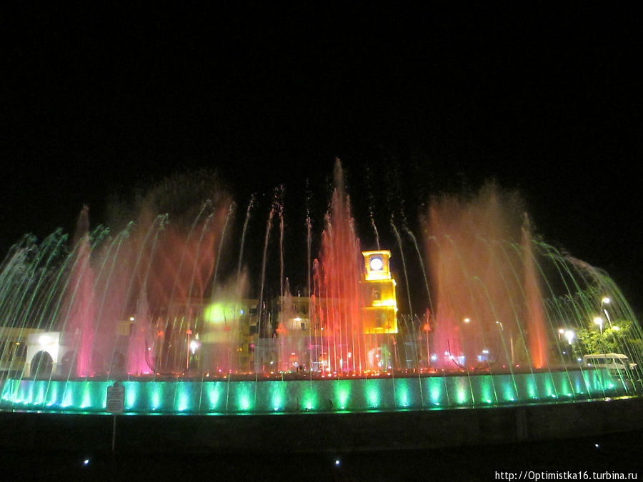 Красивая площадь и вечернее музыкальное шоу фонтанов на ней