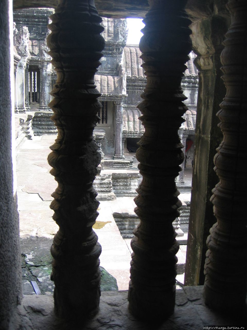 Внутренняя галерея первого уровня Ангкор Вата со второго уровня