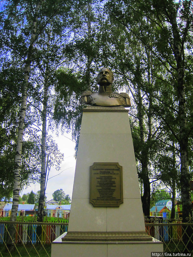 Памятник «Императору-Освободителю Александру II» Вятское, Россия