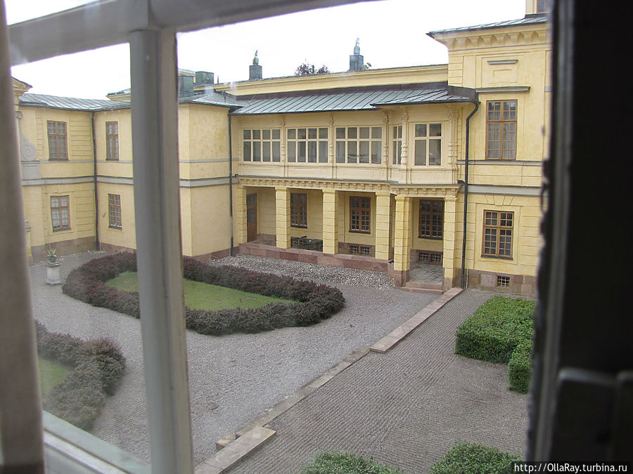 А это вид на внутренний двор, куда туристам доступа нет, а вот королевская семья совершает моцион. Дротнингхольм, Швеция