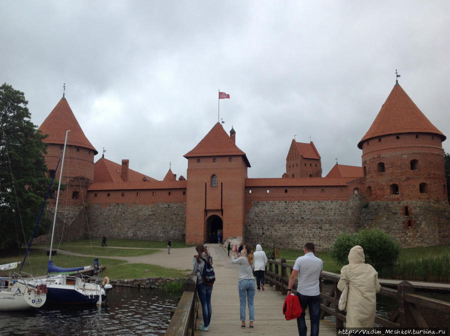 Трака́йский за́мок — самый большой из сохранившихся в Литве старинных замков. Находится в древней резиденции литовских князей — в городе Тракай. 
Внутри замка с 1962 года находится музей истории Тракая и сувенирные лавки. Тракай, Литва