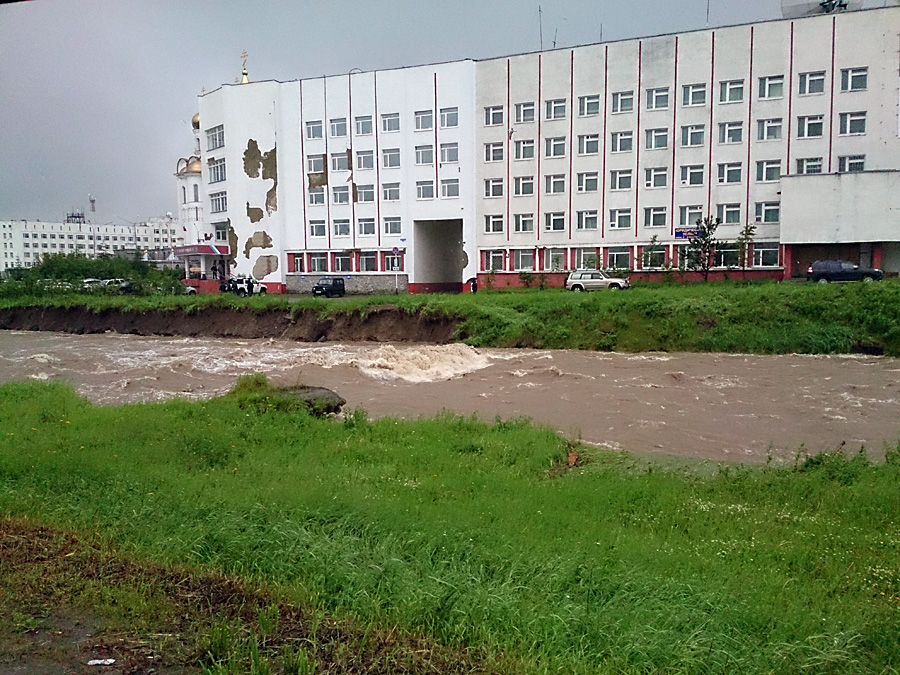 До здания городского суда и полицейских служб Магадана ревущему потоку оставались считанные метры... Магадан, Россия