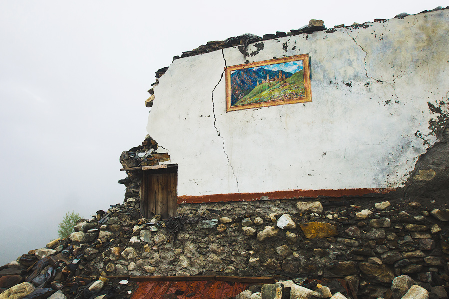 Неожиданно картина на стене разрушенного дома.. Самегрело-Земо-Сванети, Грузия