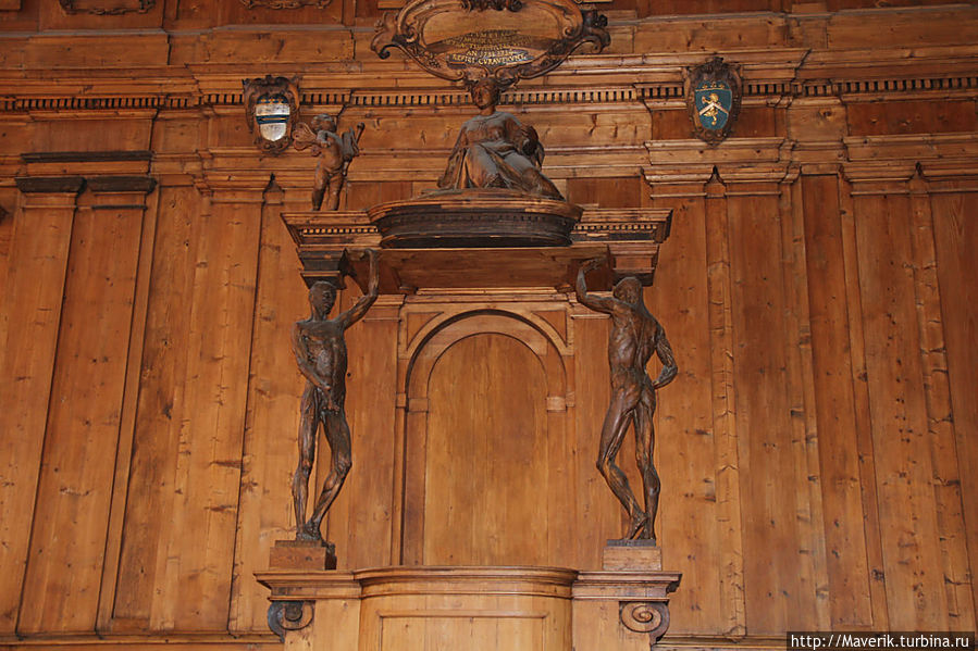 Навес над креслом профессора поддерживают две деревянных анатомических модели человеческого тела Сканнати. Болонья, Италия