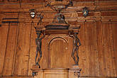 Навес над креслом профессора поддерживают две деревянных анатомических модели человеческого тела Сканнати.