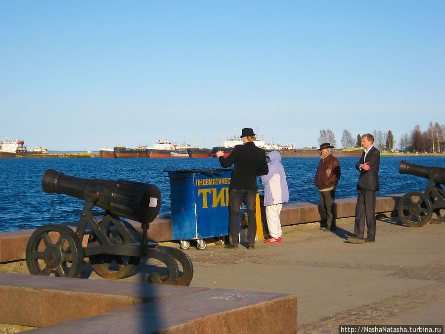 Прогулка по утренней Онежской набережной. 9 мая 2012 год Петрозаводск, Россия