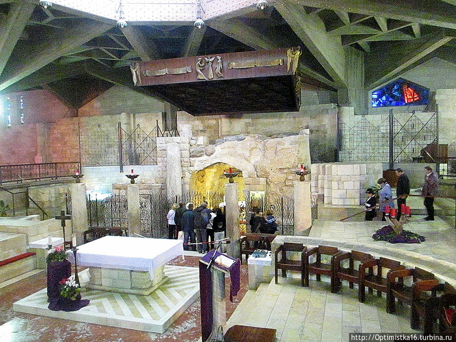 Сначала нас ведут в Нижнюю церковь.
Нижняя церковь представляет собой скупо освещённый зал, в центре которого расположен священный Грот. Назарет, Израиль