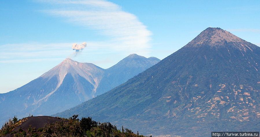 Вулканы Фуэго (дымит), Акатенанго и Аква Антигуа, Гватемала