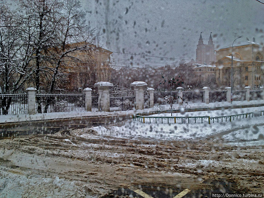 Снег везде и имеет совершенно неповторимую гамму цветов — бежевых, коричневых, серых, и очень редко — идеально белых... Москва, Россия
