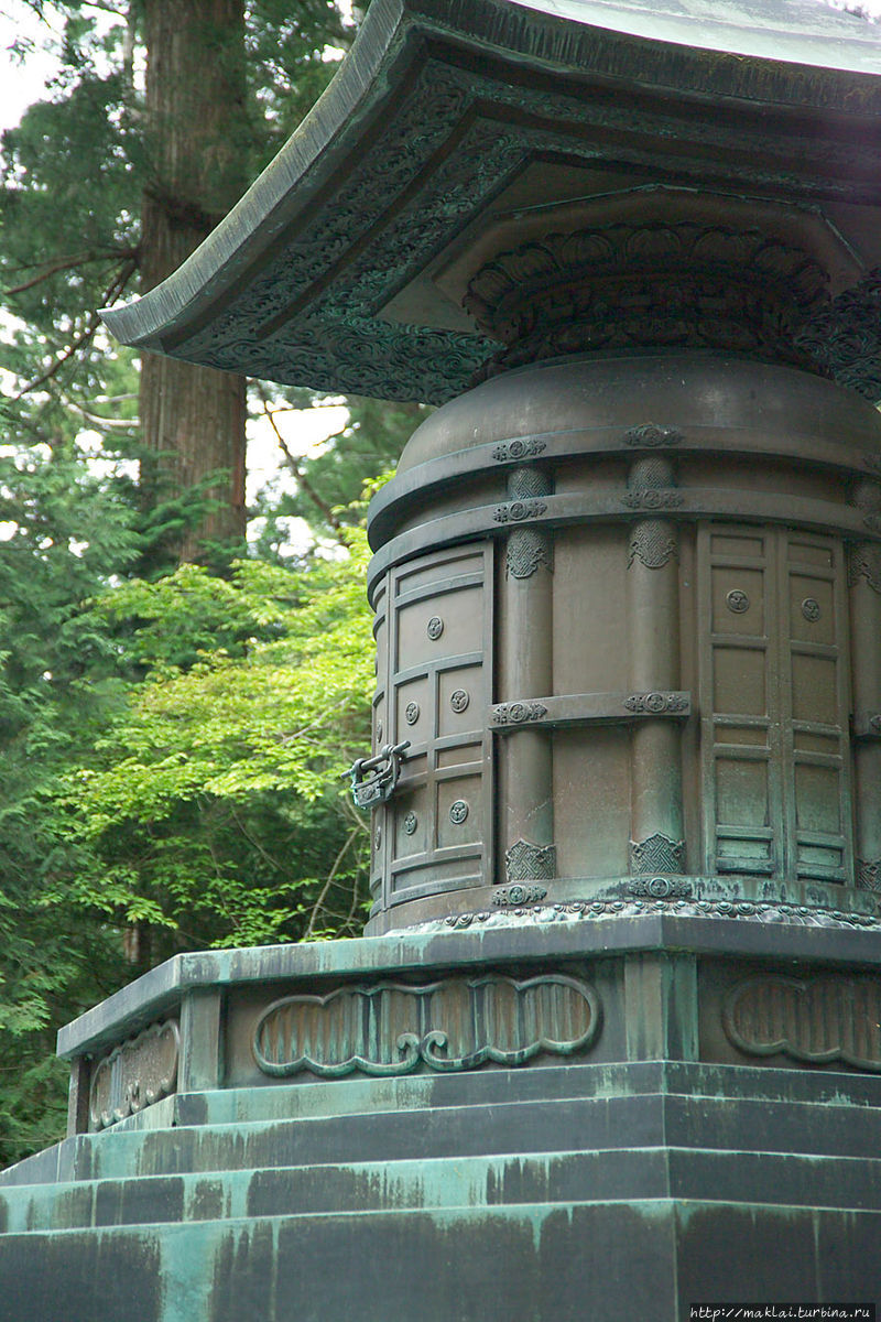 Святилище Окуся-хото с урной, хранящей останки Иэясу. Никко, Япония
