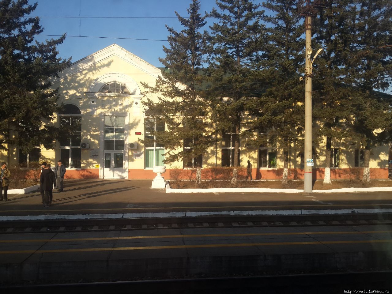 За двухминутную стоянку поезда из окна никаких памятных знаков, посвященных Илюшину, разглядеть не удалось Россия