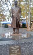 Памятник Фрицу Филипсу, основателю знаменитого концерна.
