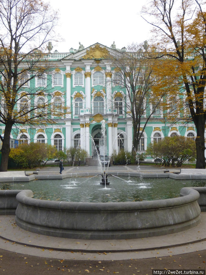 На втором этаже окна личных покоев Александра II Санкт-Петербург, Россия