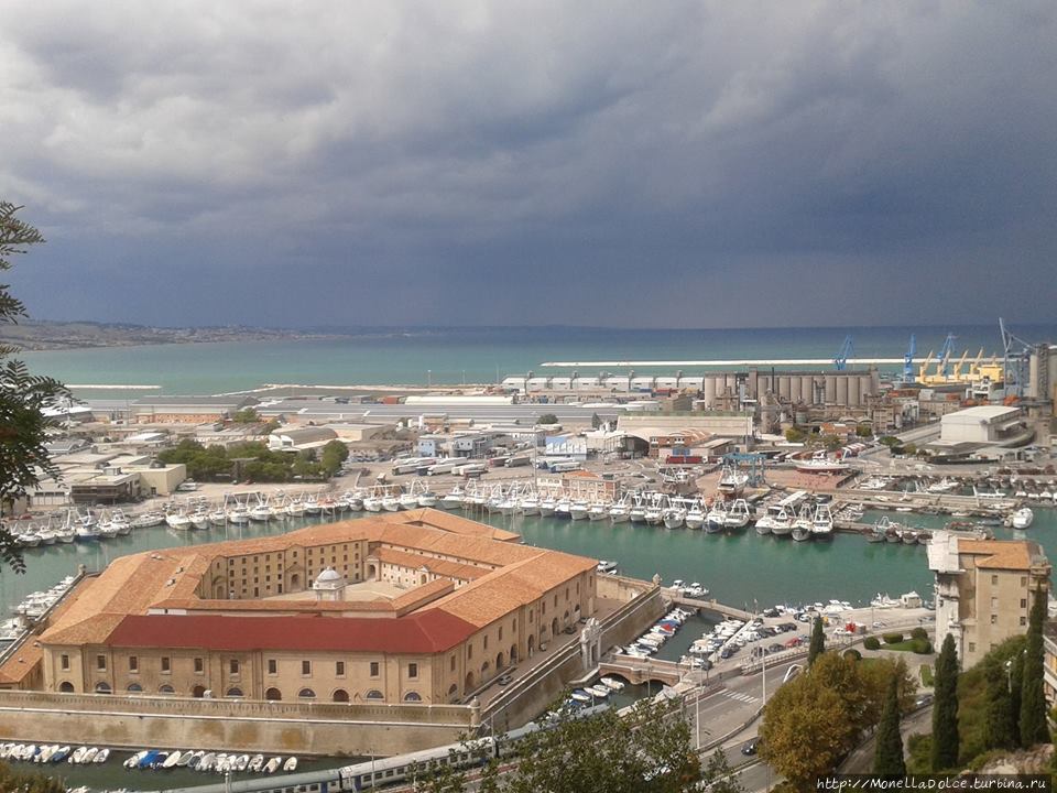 Lazzaretto di Ancona - ''Пентагон'' в порту Ancona