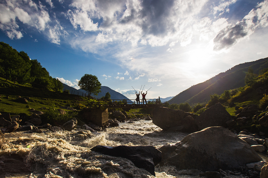 Треккинговые палки — незаменимая вещь тут.. Попробуешь один раз и уже сложно отказаться.. огромное снижение нагрузки на колени при спусках, которые часто не легче подъемов.. Да и просто две дополнительные точки опоры на подъемах, при пересечении рек, скользких участков и т.д.