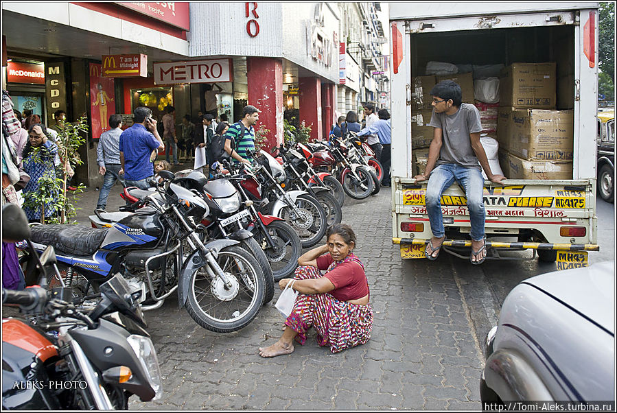 Любимое занятие — сидеть на земле — причем в любом месте...
* Мумбаи, Индия