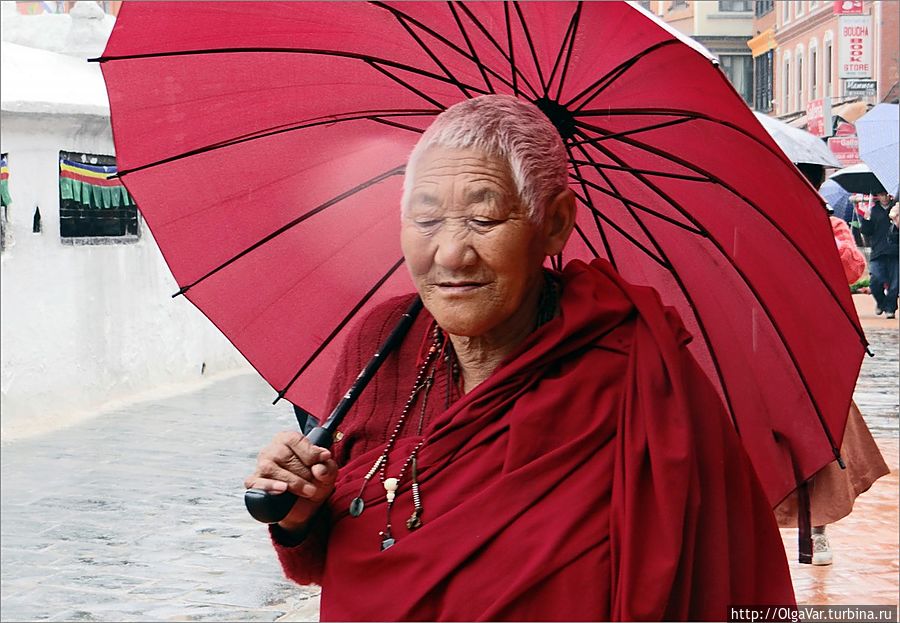 А если алый я зонтик раскрою  — 
Всё полыхнет пламенем красным! 
Радость свою я, конечно, не скрою, 
Может, и красный взяла не напрасно?! Катманду, Непал