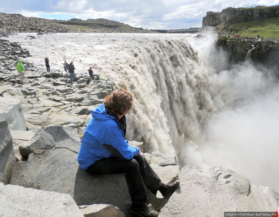 У водопада Деттифосс можно сидеть часами Деттифосс водопад, Исландия