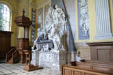 В дворцовой капелле. Гробница герцога и герцогини Мальборо.