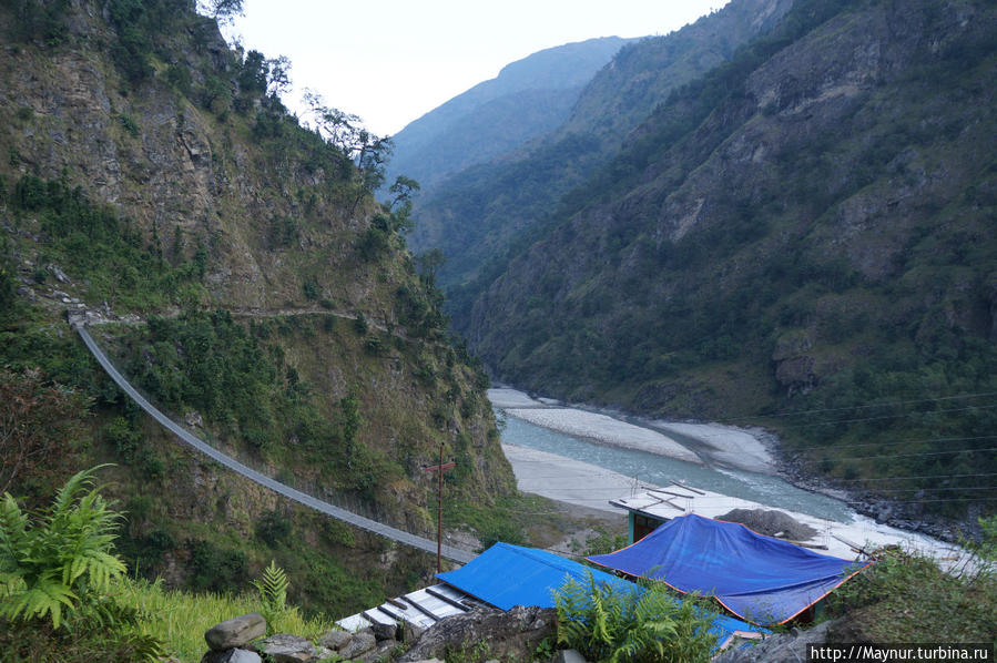 К   концу   подъема   я   сбилась   со   счета,   подсчитывая     количество   висячих   мостов   и   водопадов. Покхара, Непал