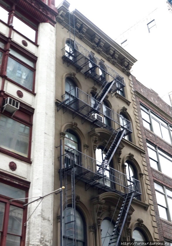 Такие пожарные лестницы на фасадах зданий — обязательный атрибут многоэтажных домов конца 19-го — начала 20-го веков. Нью-Йорк, CША