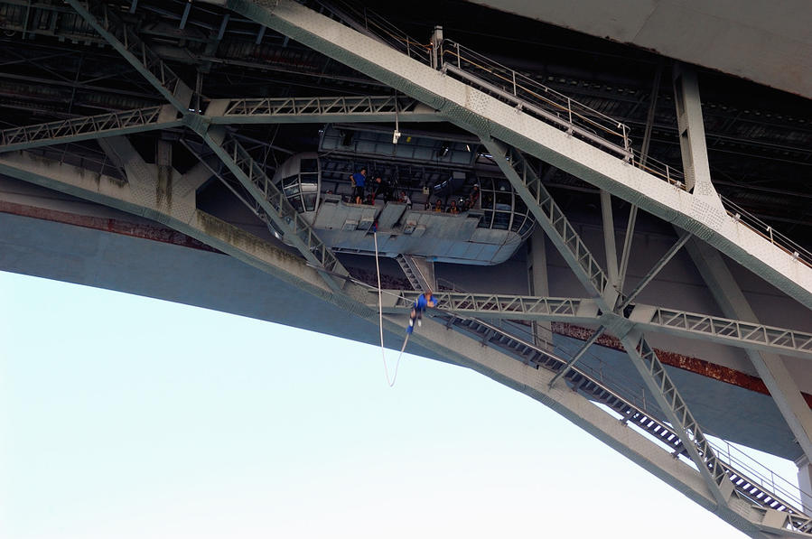 К проходу кораблика приурочен прыжок с моста Окленд, Новая Зеландия