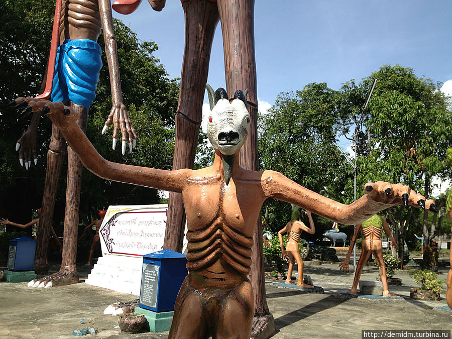 Вокруг них стоят фигуры человеко-зверей, в которых в аду превротятся люди за определенные поступки.