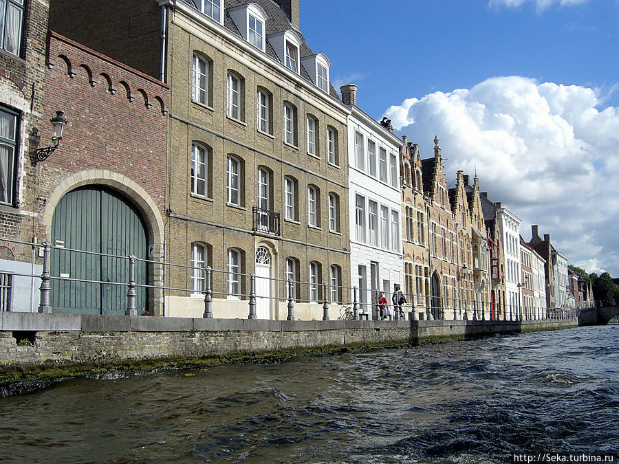Виды города с воды Брюгге, Бельгия