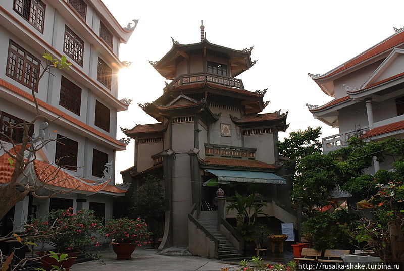 Башня для хранения урн Хошимин, Вьетнам