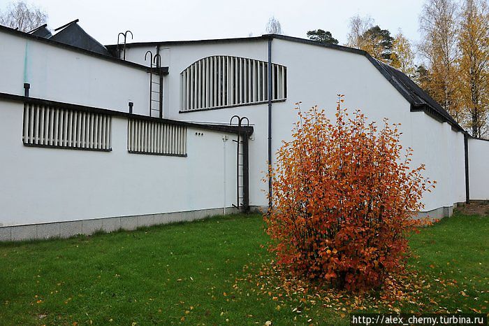 белые стены -характерная особенность архитектуры функционализм от Алвара Аалто Иматра, Финляндия
