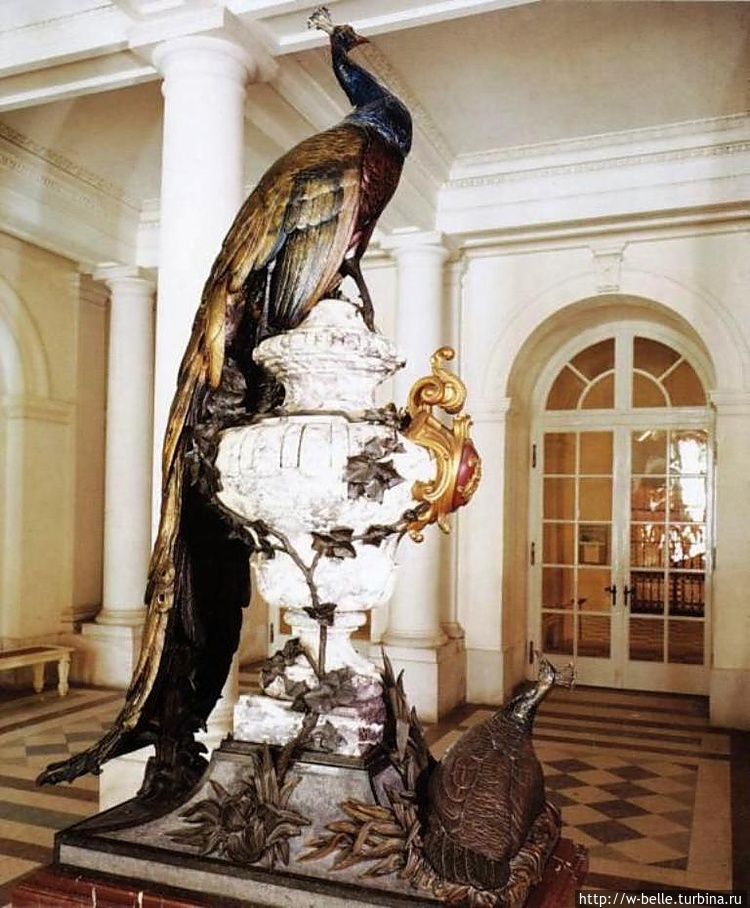 Скульптура павлина.