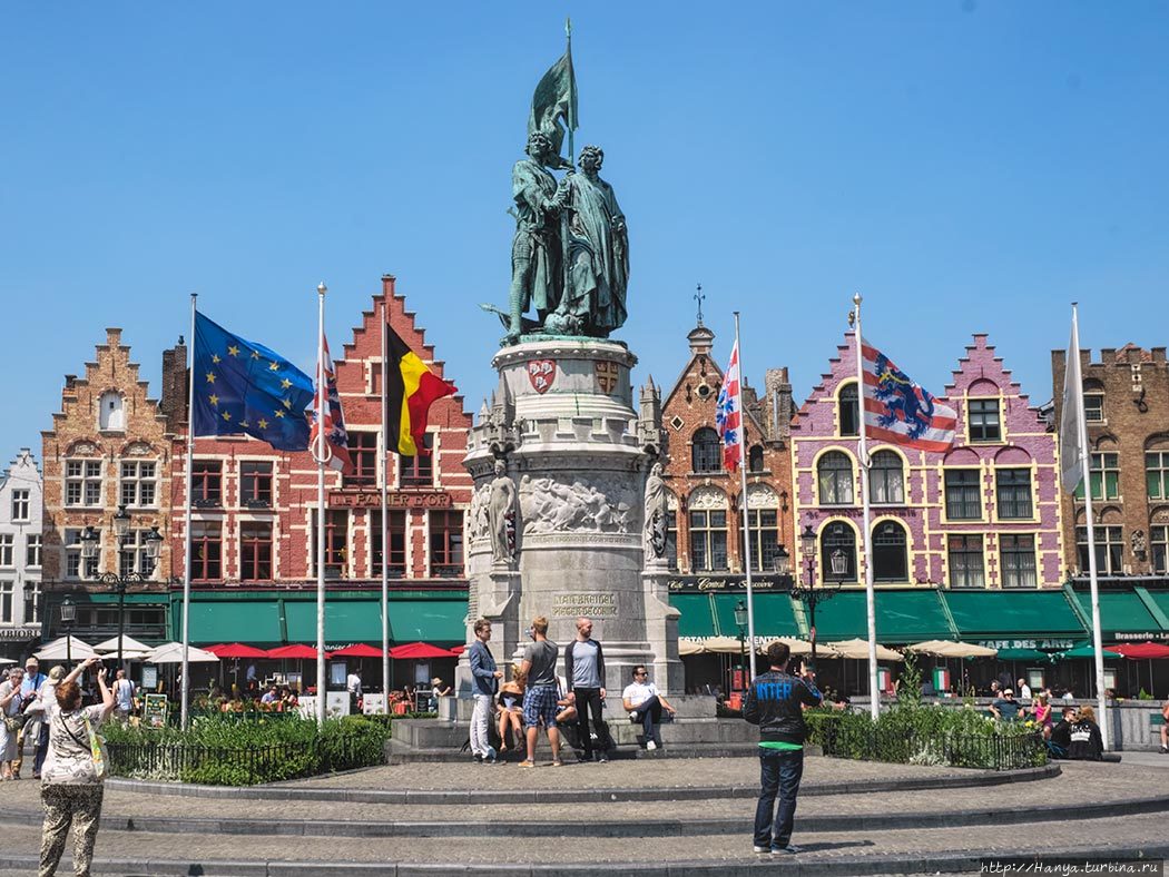 Дома гильдий на Рыночной площади в Брюгге. Фото из интернета Брюгге, Бельгия