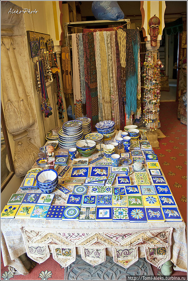 Короче, я пофоткал, и мы поблагодарив хозяина, пошли ловить тук-тук, чтобы добраться до нашего отеля...
*