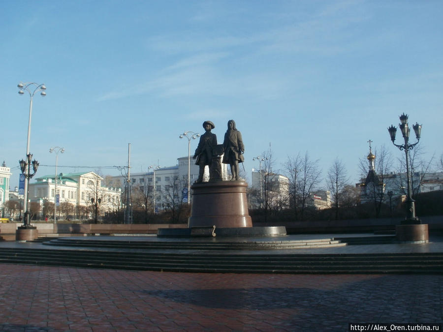 Памятник основателям города Василию Татищеву и Вильгельму де Геннину. Екатеринбург, Россия