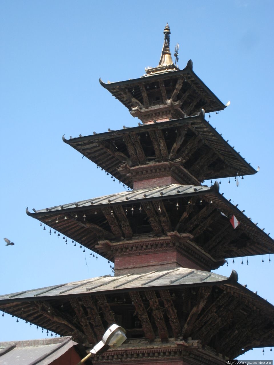 Пятиярусная пагода Sarbeswor Mahadev в храмовом комплексе Kumbheshwor