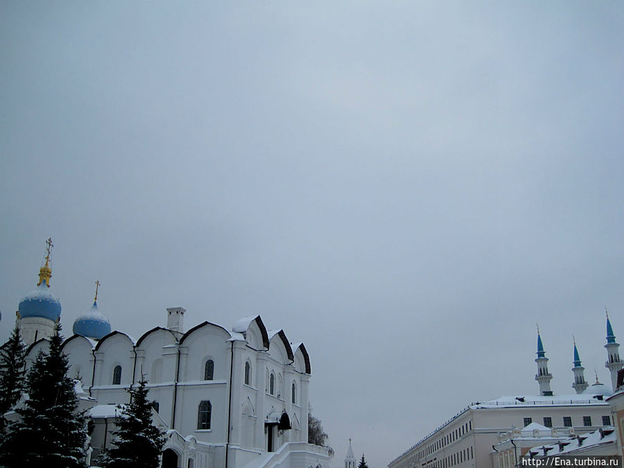 Фото, на котором видны православные купола Благовещенского собора и минареты мечети Кул Шариф Казань, Россия