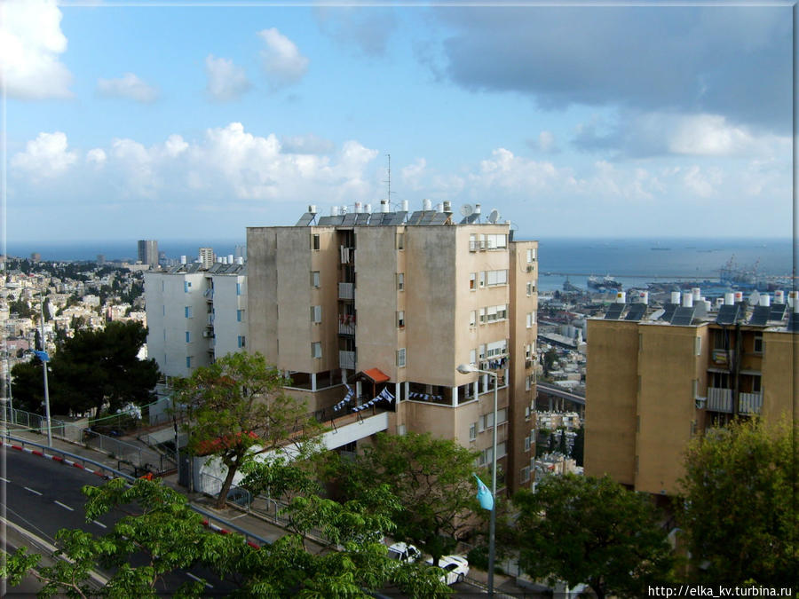 Несколько домов ниже по склону, которые очень портили вид на город. Обратите внимание: вход в дом примерно на уровне 5-го этажа Хайфа, Израиль