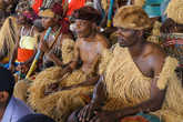 Другие конголезские участники фестиваля в меховых беретах.