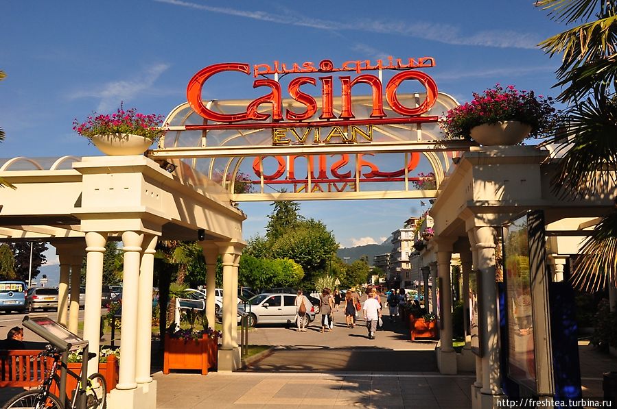 Эвиан-ле-Бен: казино появилось вместе с модой на курорты на водах — и теперь часть образа города. Рона-Альпы, Франция