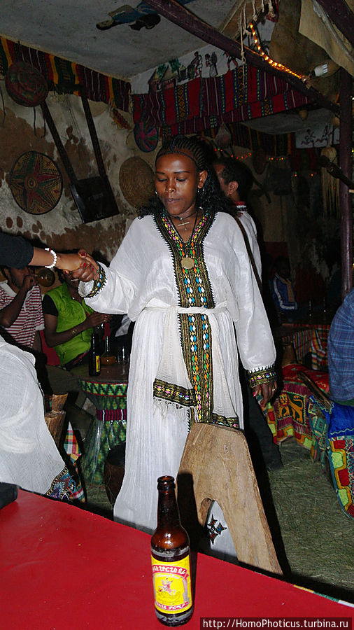 За колбочкой тэджа Лалибела, Эфиопия