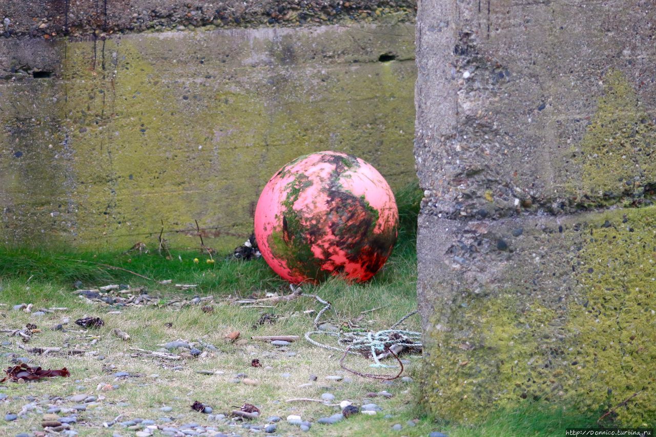 Разве что вот этот заброшенный мяч-буек в одну из укрепительных конструкций, оберегающих северных берег острова от штормов. Лэкси, Остров Мэн