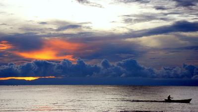 Рассвет на озере Малави в кемпинге Chitimba Beach