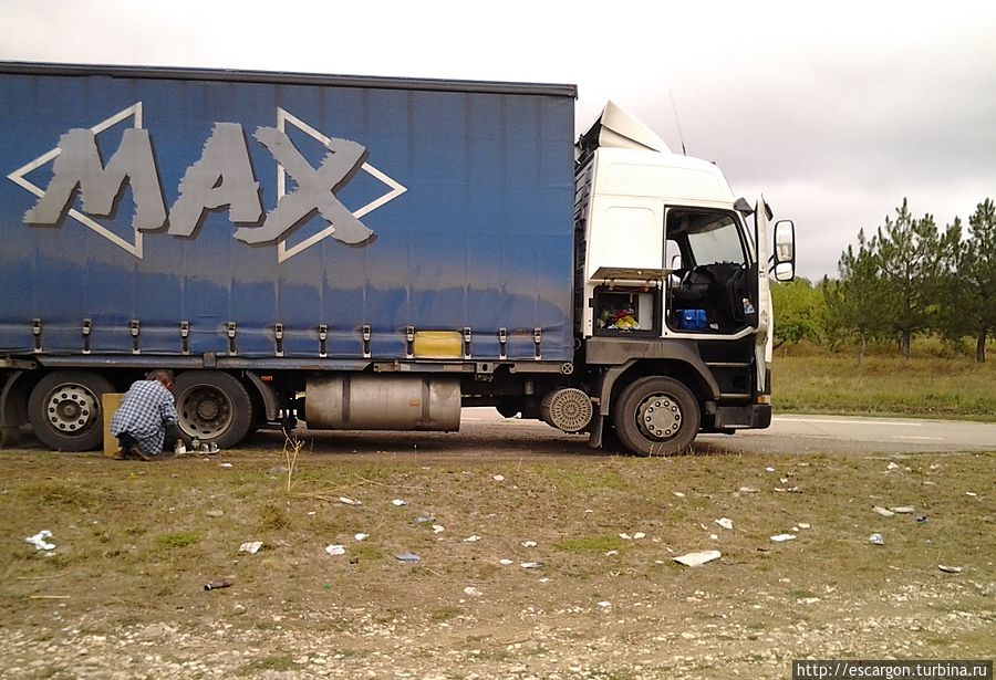 Дальнобойщики всю еду возят с собой. Как , помнится, сказал мне один: 