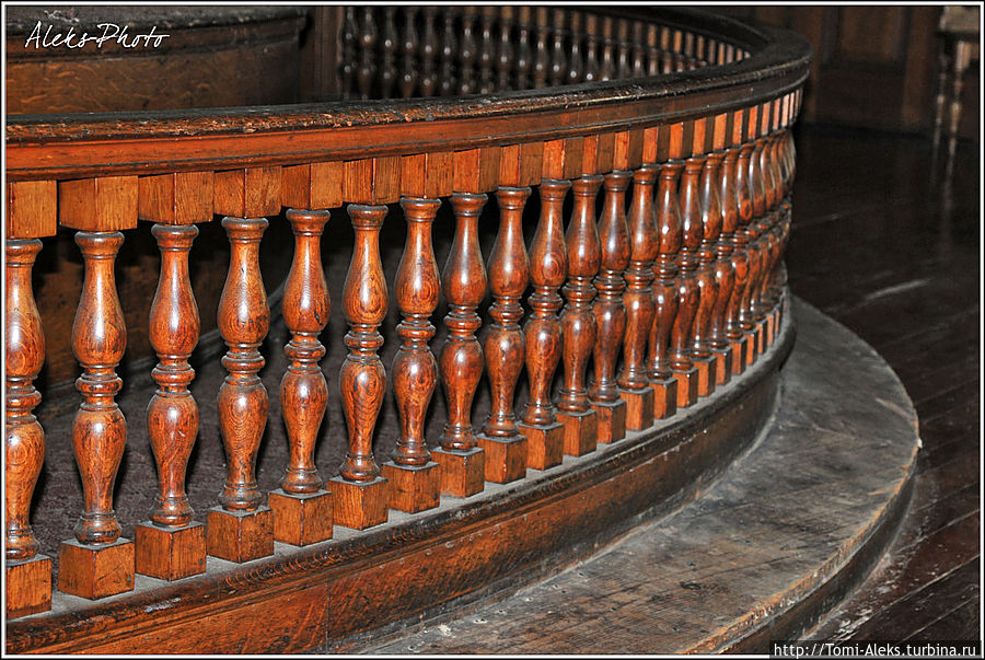 Удивляет долговечность деревянных деталей церкви...
* Балтимор, CША