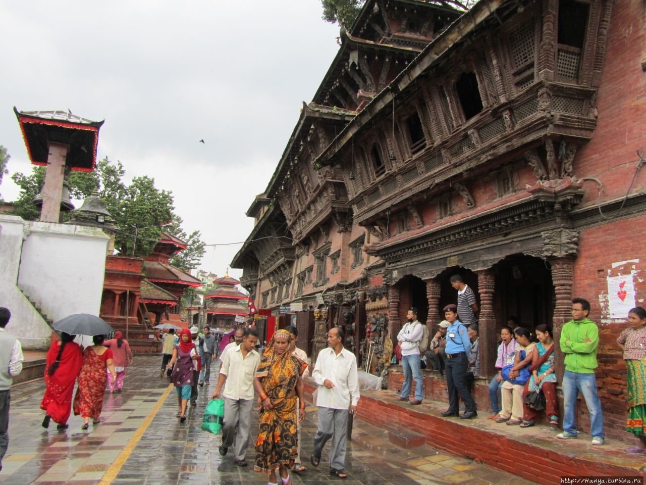 Колокольная Башня Taleju Bell (слева)