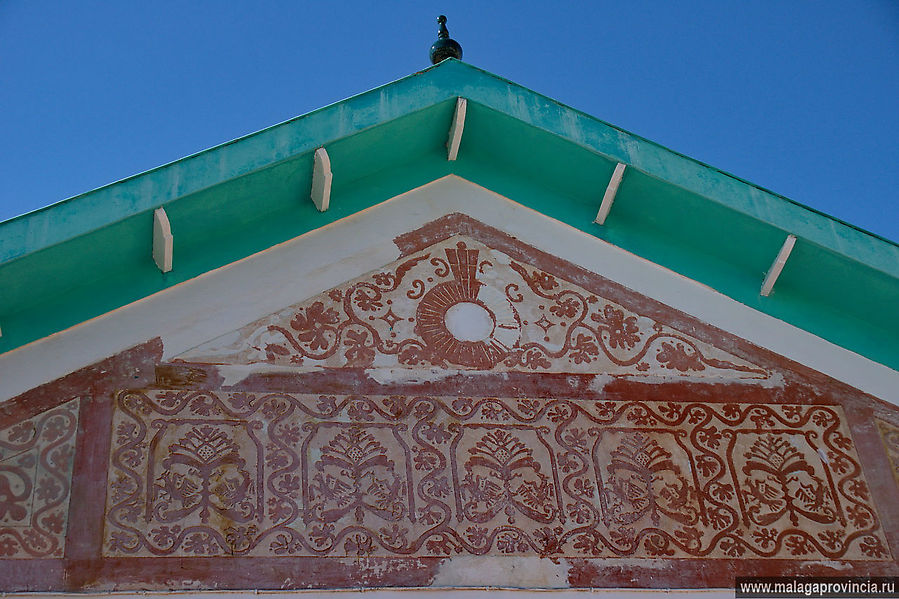 Но верхняя часть фасада — далеко не проста, фрески на которой заботливо сохранены Малага, Испания