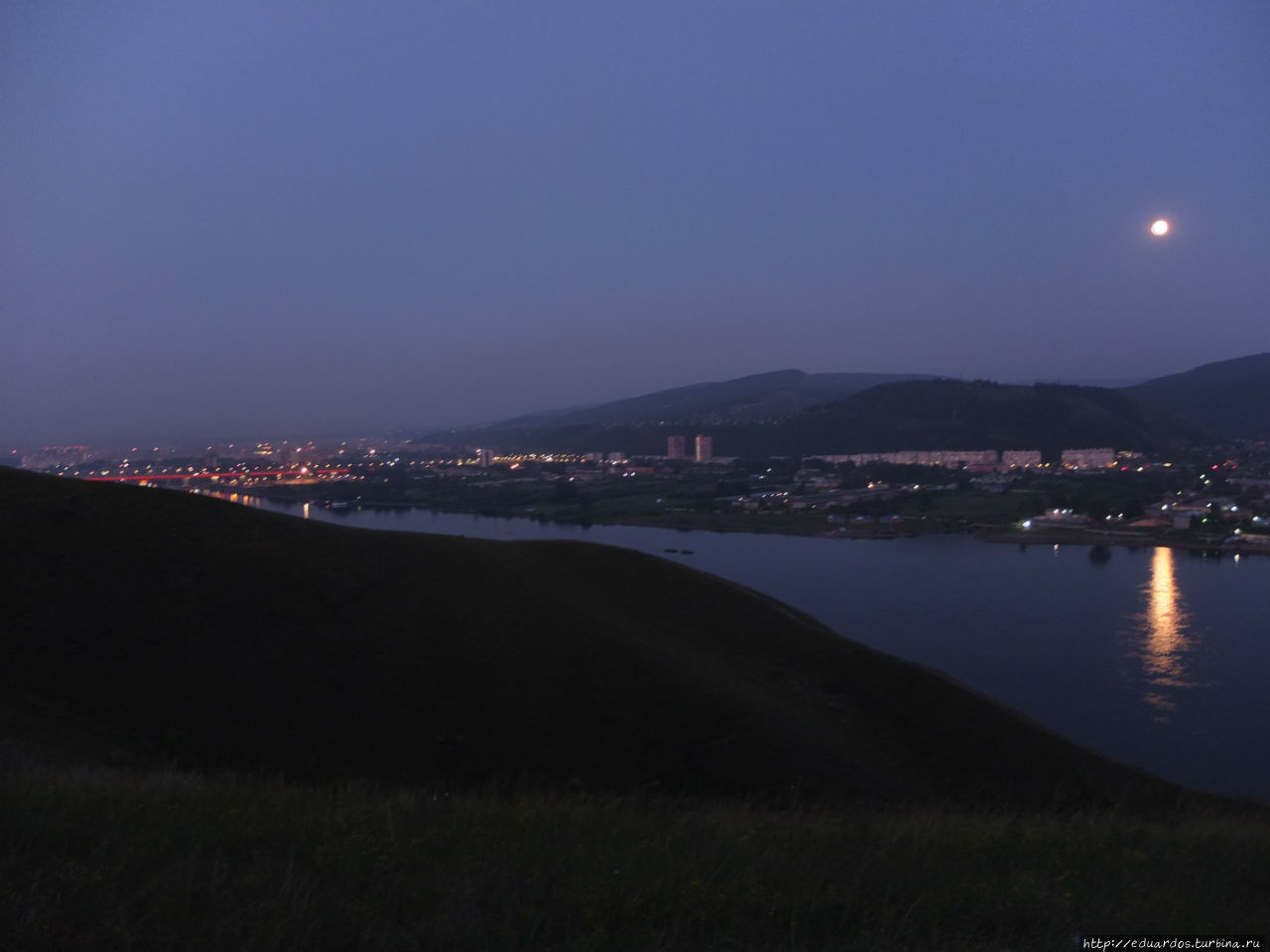 Летний вечер у реки перед полнолунием Красноярск, Россия
