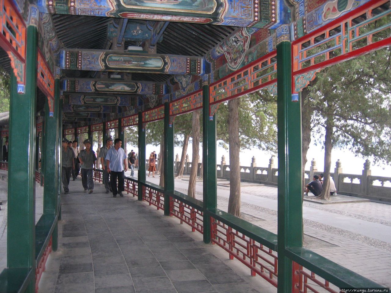 Парк Ихэюань. Занесенный в книгу рекордов Гиннеса самый длинный в мире расписанный коридор – Длинная Галерея ЧанЛан (728 м). Росписи не повторяются Пекин, Китай
