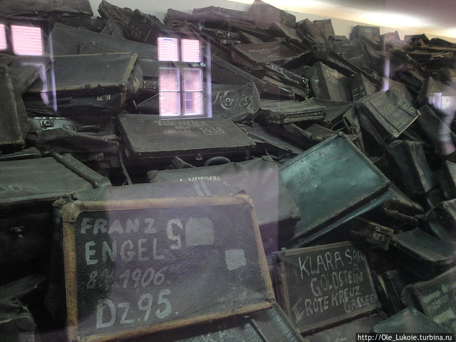 Чемоданы заключенных — люди думали, что их переселяют в другую местность, поэтому брали с собой личные вещи Освенцим, Польша